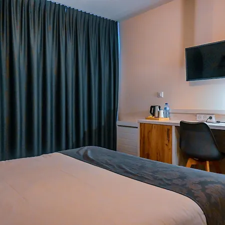 Logis Clermotel - & Restaurant 3* 아네