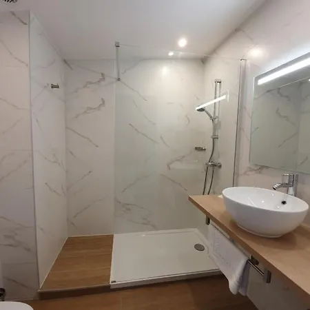 Logis Clermotel - & Restaurant 호텔 3*